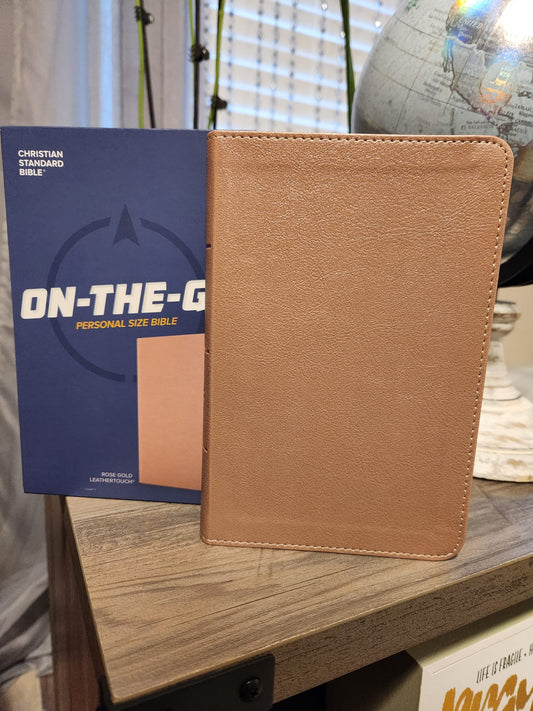 CSB On-The-Go Bible - Biblia en Ingles, Rose Gold LeatherTouch